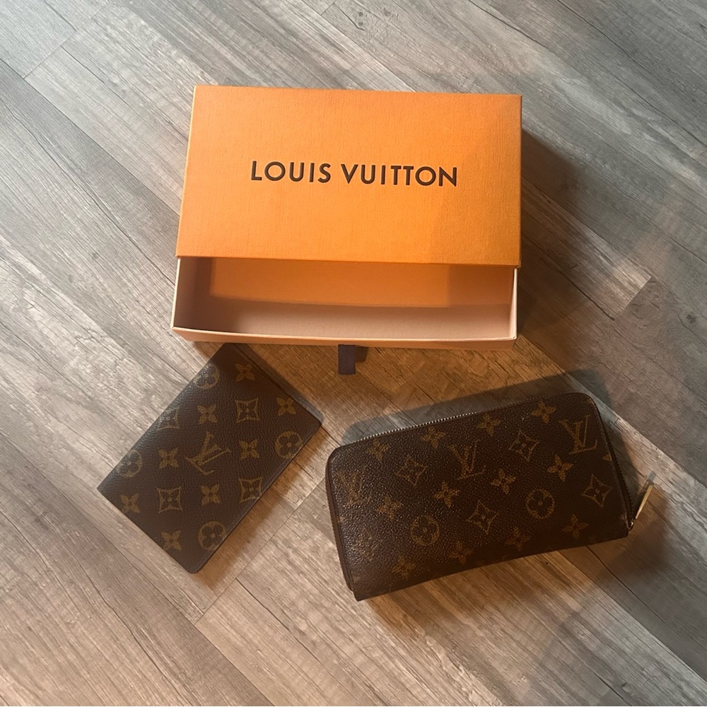 Authentic Passport Holder/Zippy wallet